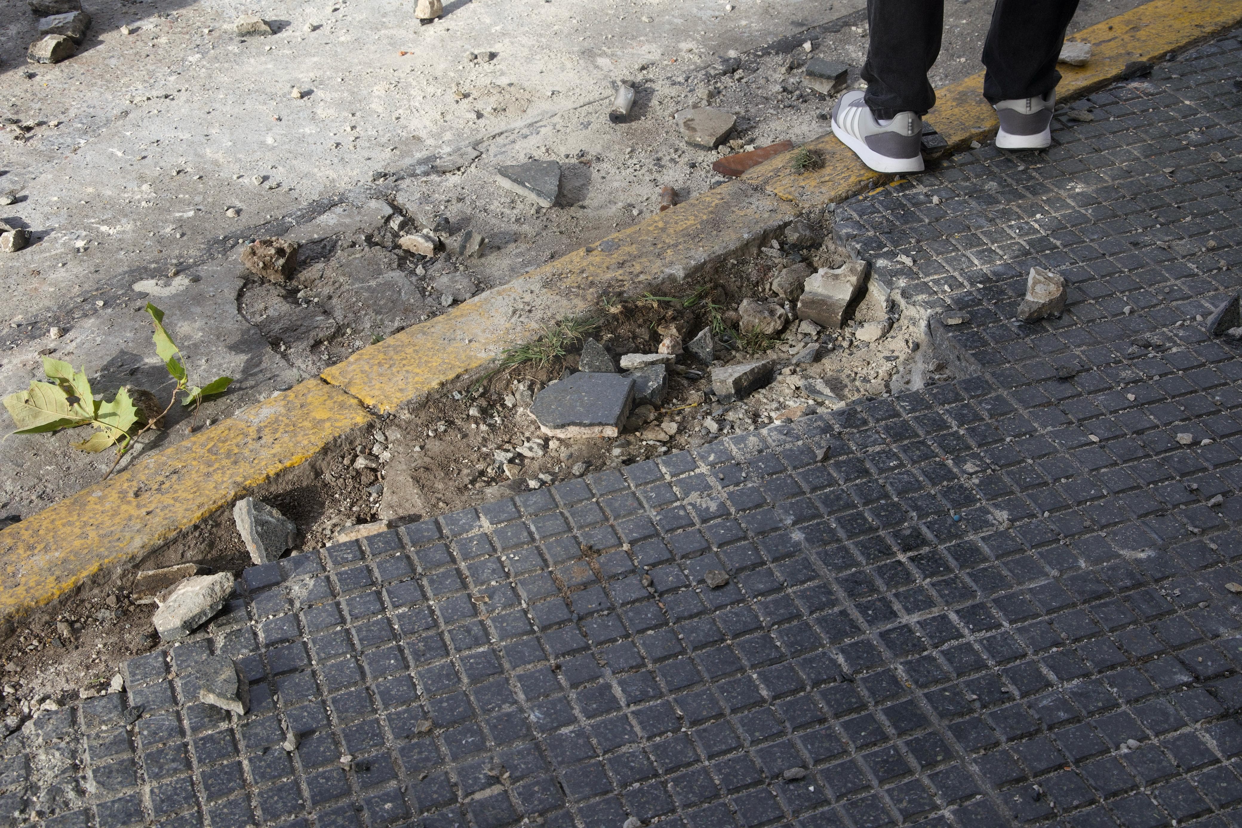 Los violentos dejaron su huella en los alrededores del Congreso.
