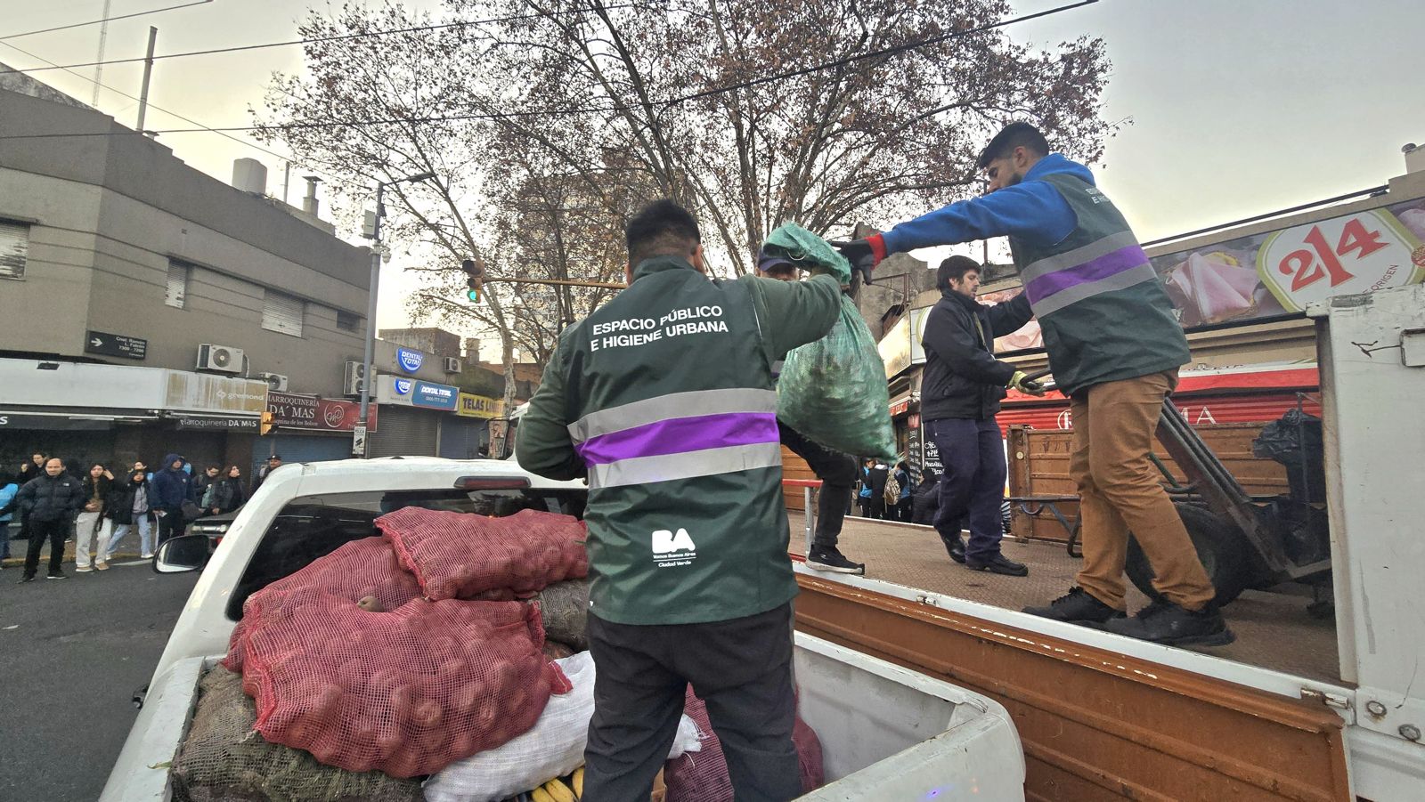 Operativo contra la venta ilegal en Liniers.