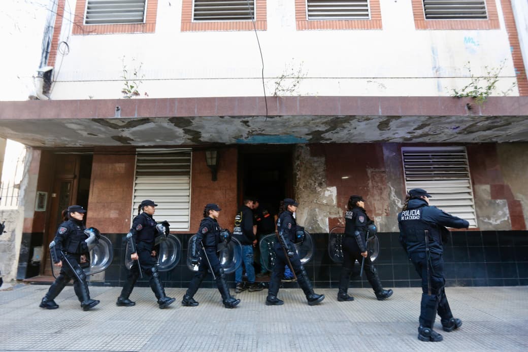 El Gobierno de la Ciudad recuperó esta mañana un edificio de cuatro pisos que estaba tomado.