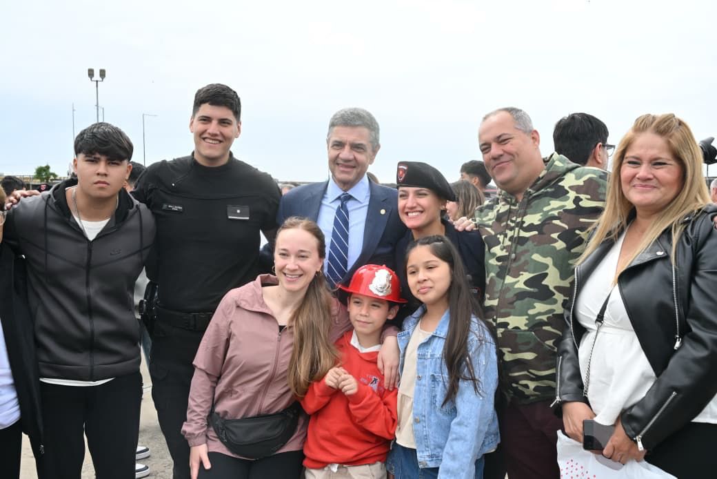 Salen a la calle 162 nuevos bomberos que fortalecerán la capacidad de respuesta de la Ciudad frente a incendios y otras emergencias. Con esta incorporación, la fuerza superó la cifra de más de 2.000 bomberos profesionales con equipamiento de última generación. 