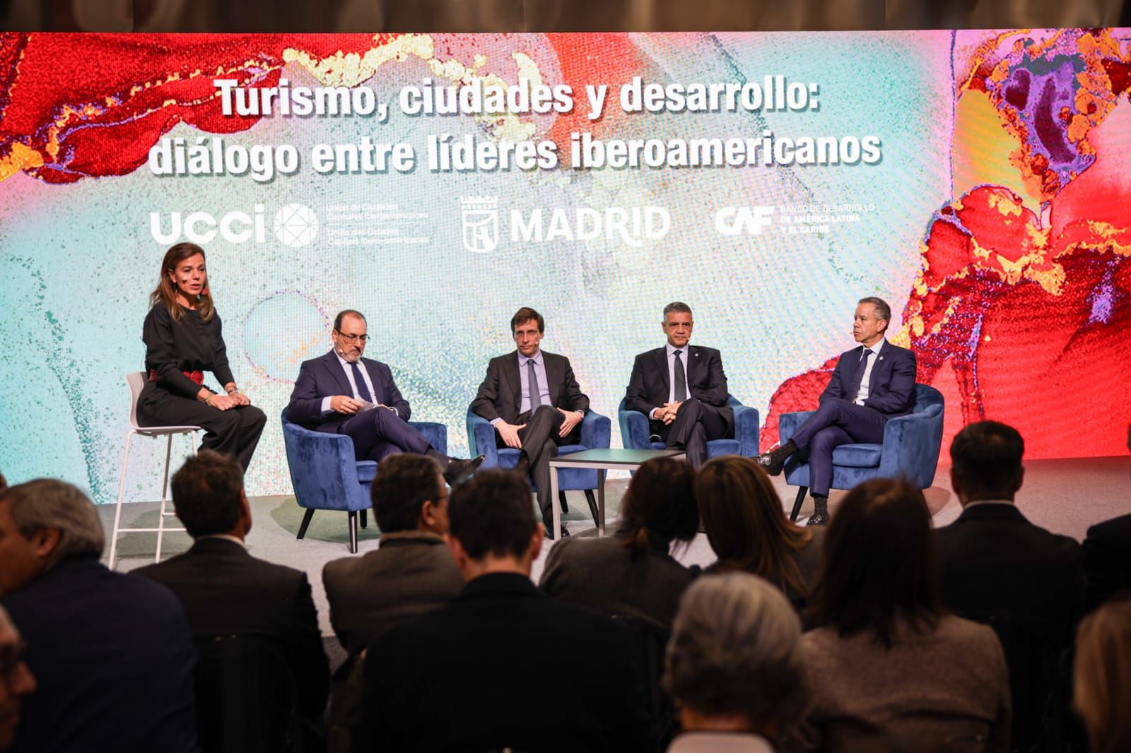 El Jefe de Gobierno, Jorge Macri, junto a José Luis Martínez-Almeida, alcalde de Madrid; Sergio Díaz Granados, presidente de la Corporación Andina de Fomento (CAF); Miguel Romero, alcalde de San Juan de Puerto Rico, y Almudena Maíllo, secretaria general de UCCI.