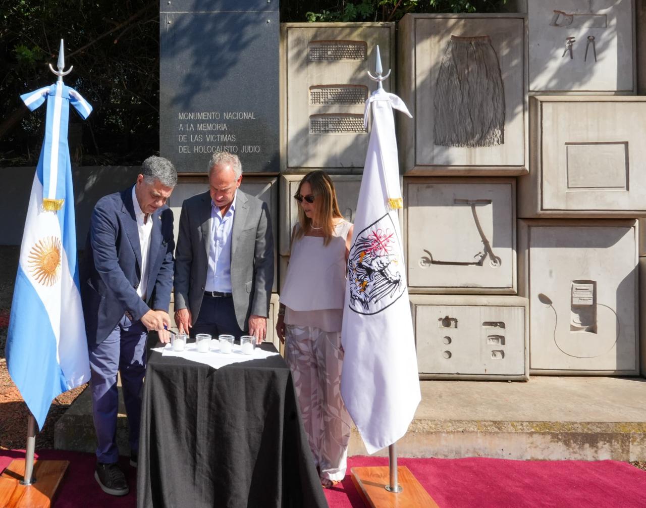 El Jefe de Gobierno, Jorge Macri, rindió homenaje a las las víctimas del Holocausto en la Plaza de la Shoá. Foto: GCBA.
