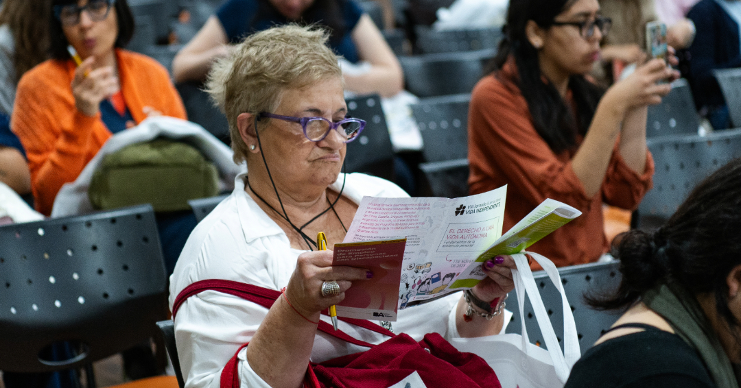 Fotografia en primer plano de una persona mujer sosteniendo y leyendo un folleto