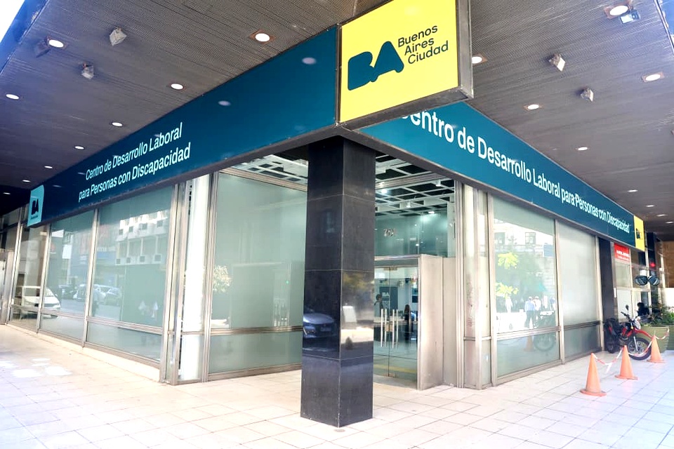 Fachada del Centro de Desarrollo Laboral para Personas con Discapacidad del Gobierno de la Ciudad de Buenos Aires, con cartelería institucional y entrada principal vidriada.