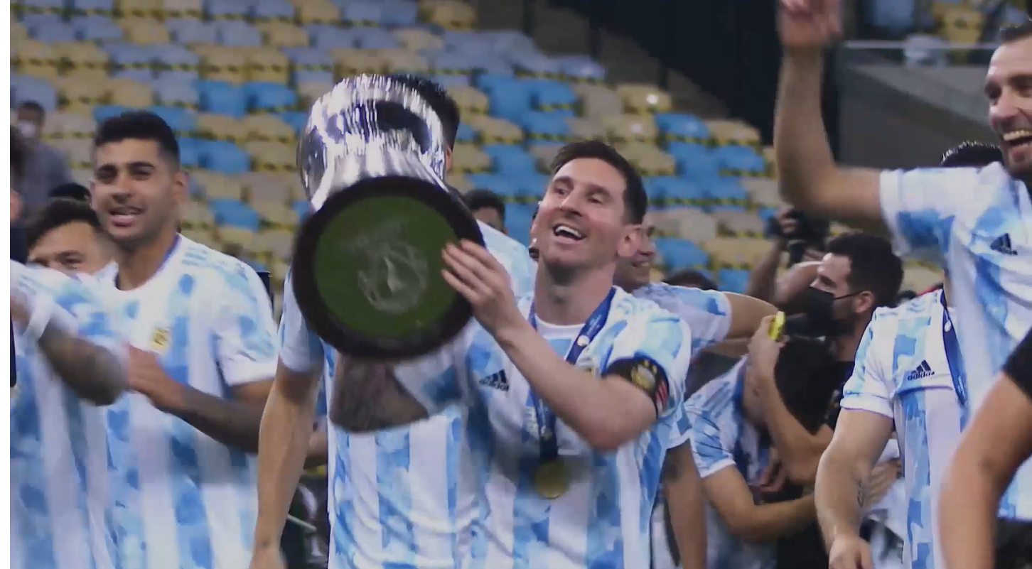 Lionel Messi levantando la copa