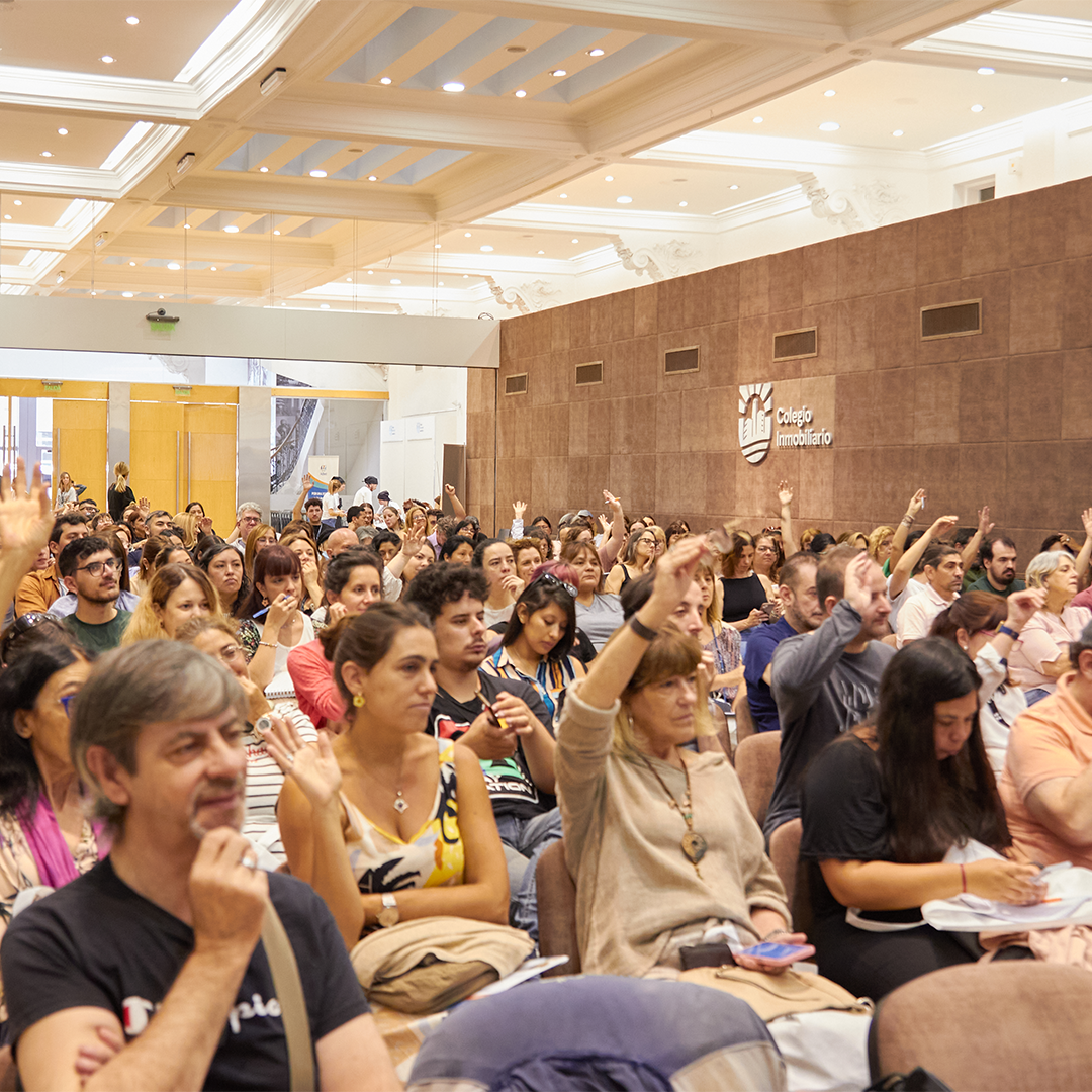 Auditorio colmado de personas participando de la 10.ª Jornada de Vida Independiente en la sede del Colegio Inmobiliario.
