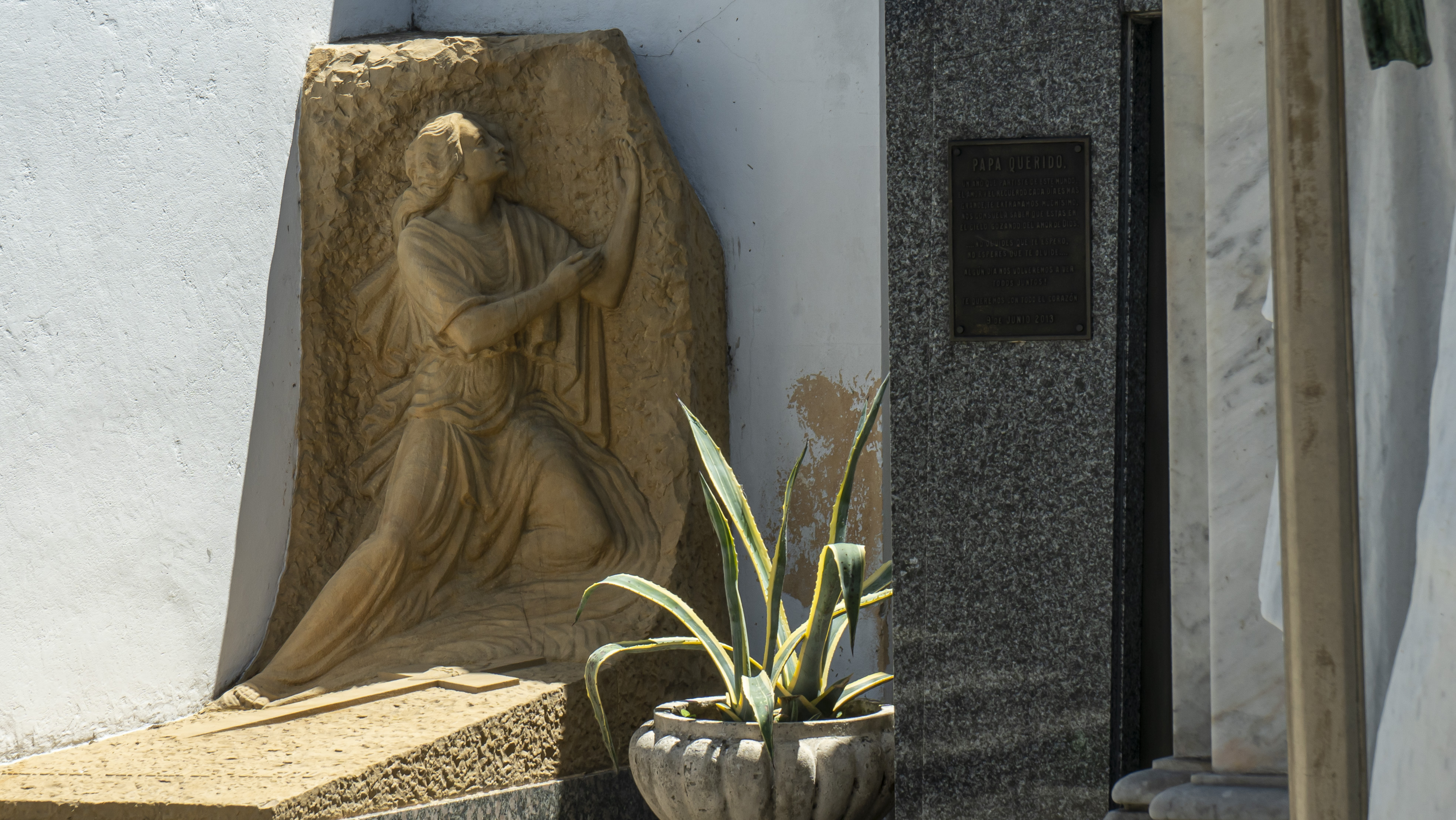 Un equipo de expertos restaura el patrimonio escultórico del cementerio de la Recoleta