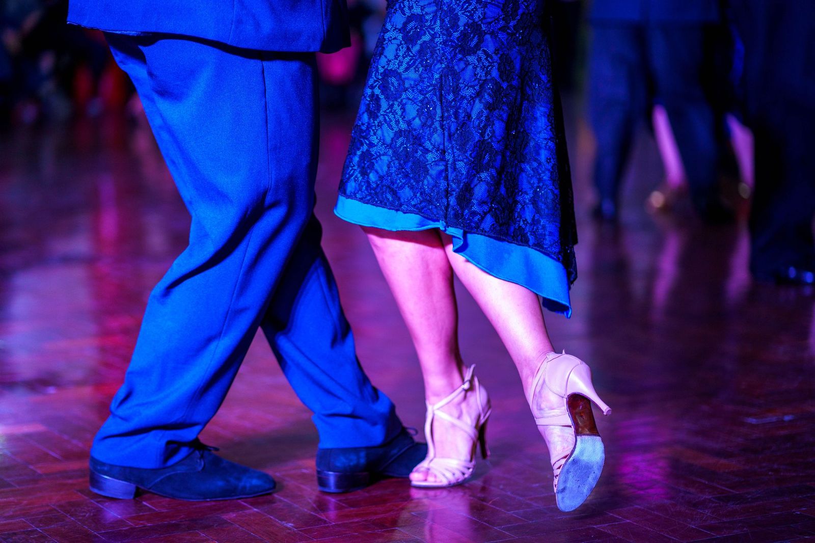 Detalle de piernas pareja de tango