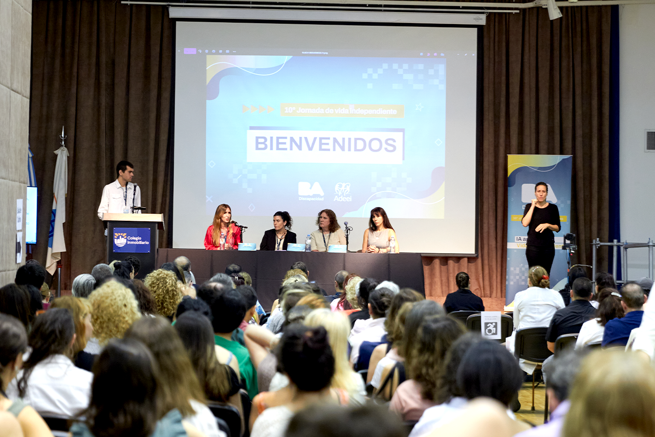 Autoridades y especialistas participan de la apertura de la 10.ª Jornada de Vida Independiente en un auditorio colmado, con interpretación en Lengua de Señas Argentina.