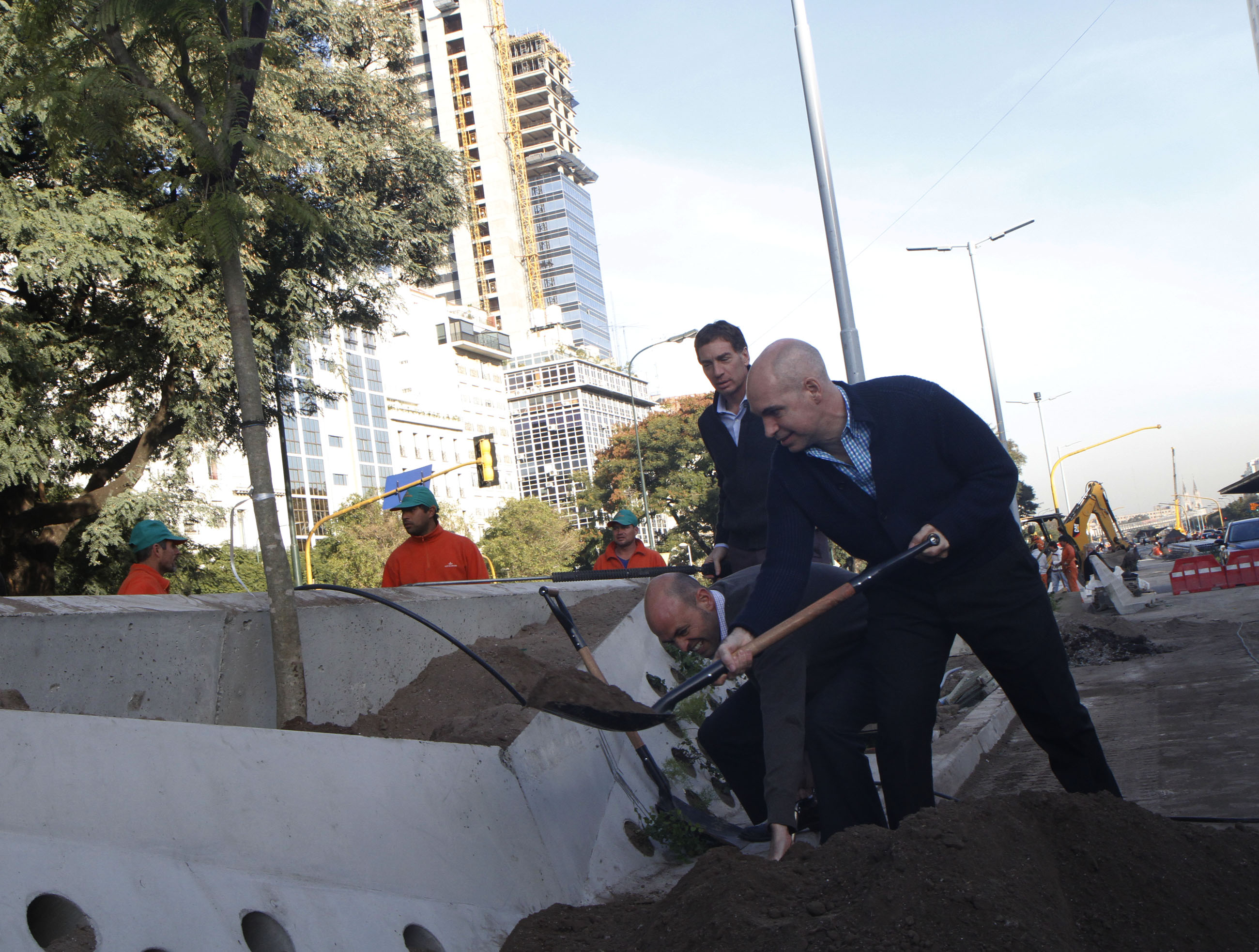Continúa la plantación de árboles a lo largo del Metrobus de la 9 de Julio
