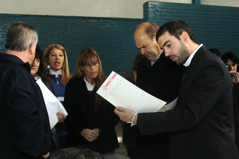 Firma de escrituras en el Barrio General Savio