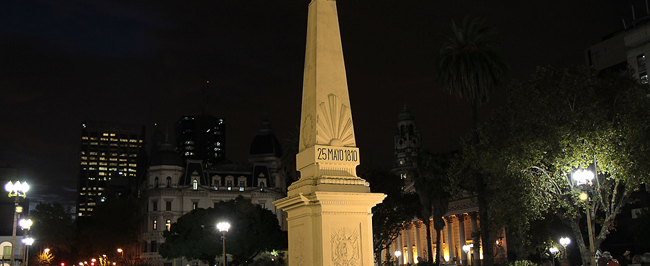 La Piramide de Mayo, con los colores del Papa
