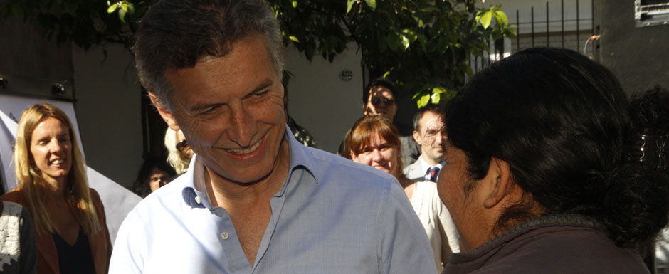 Firma de escrituras en el urbanizado Barrio INTA