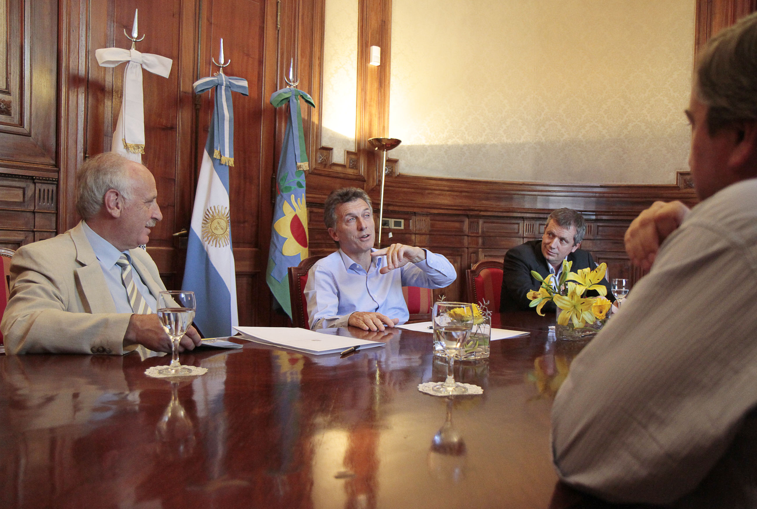 Macri firmó un convenio con el intendente de Trenque Lauquen, Raúl Feito