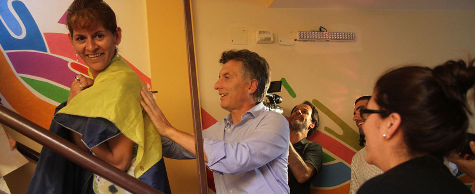 Macri visitó un conventillo hecho a nuevo de La Boca 