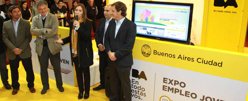 Multitud de jóvenes en la Feria de Empleo