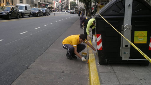 Pintura y mantenimiento de cordones de veredas en las Comunas
