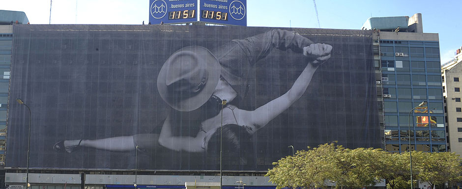 Una impactante imagen sobre el Tango, frente al Obelisco