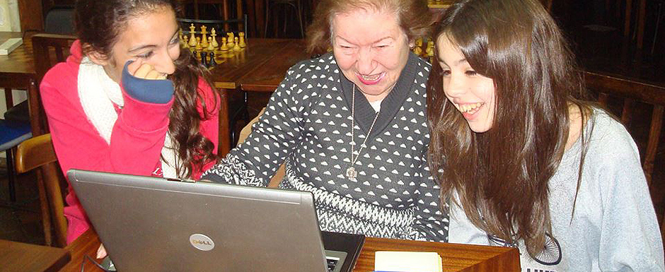 Los adultos mayores acceden a las nuevas tecnologías