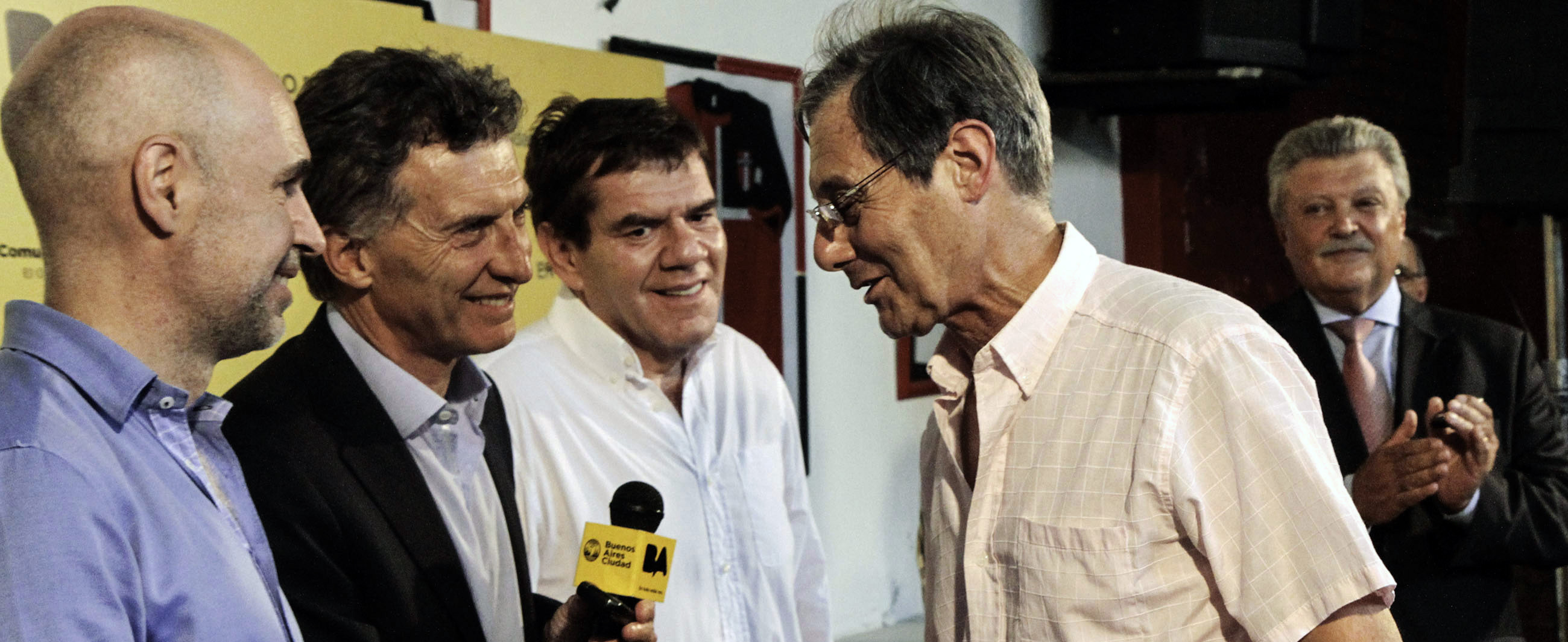 Entrega de botones antipánico a vecinos de la Comuna 12