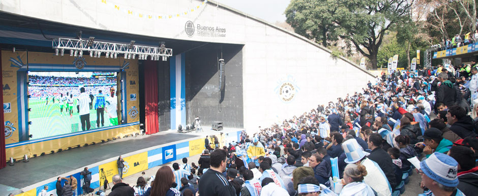 Los goles de Messi desataron la fiesta en el Parque Centenario 
