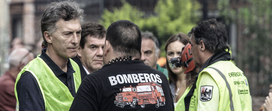 Junto a los familiares de las víctimas