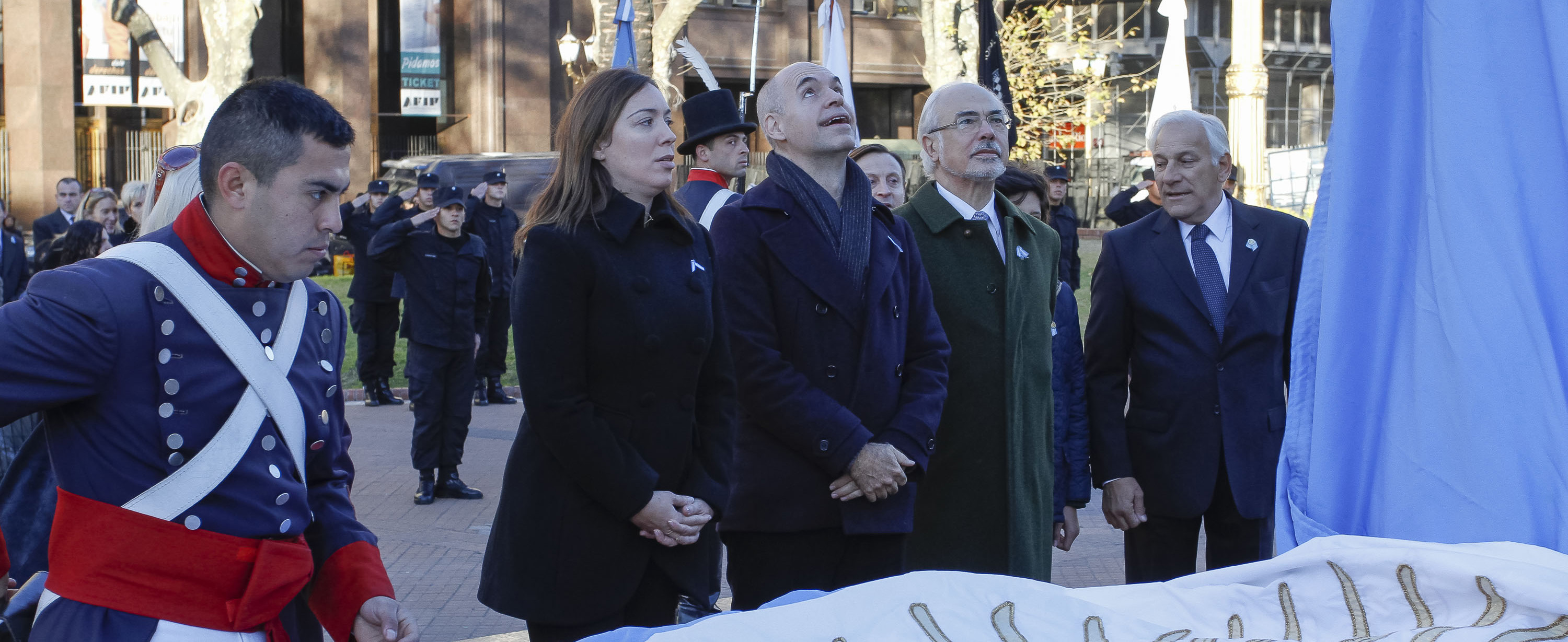 Vidal encabezó el acto de Izamiento de la Bandera Nacional