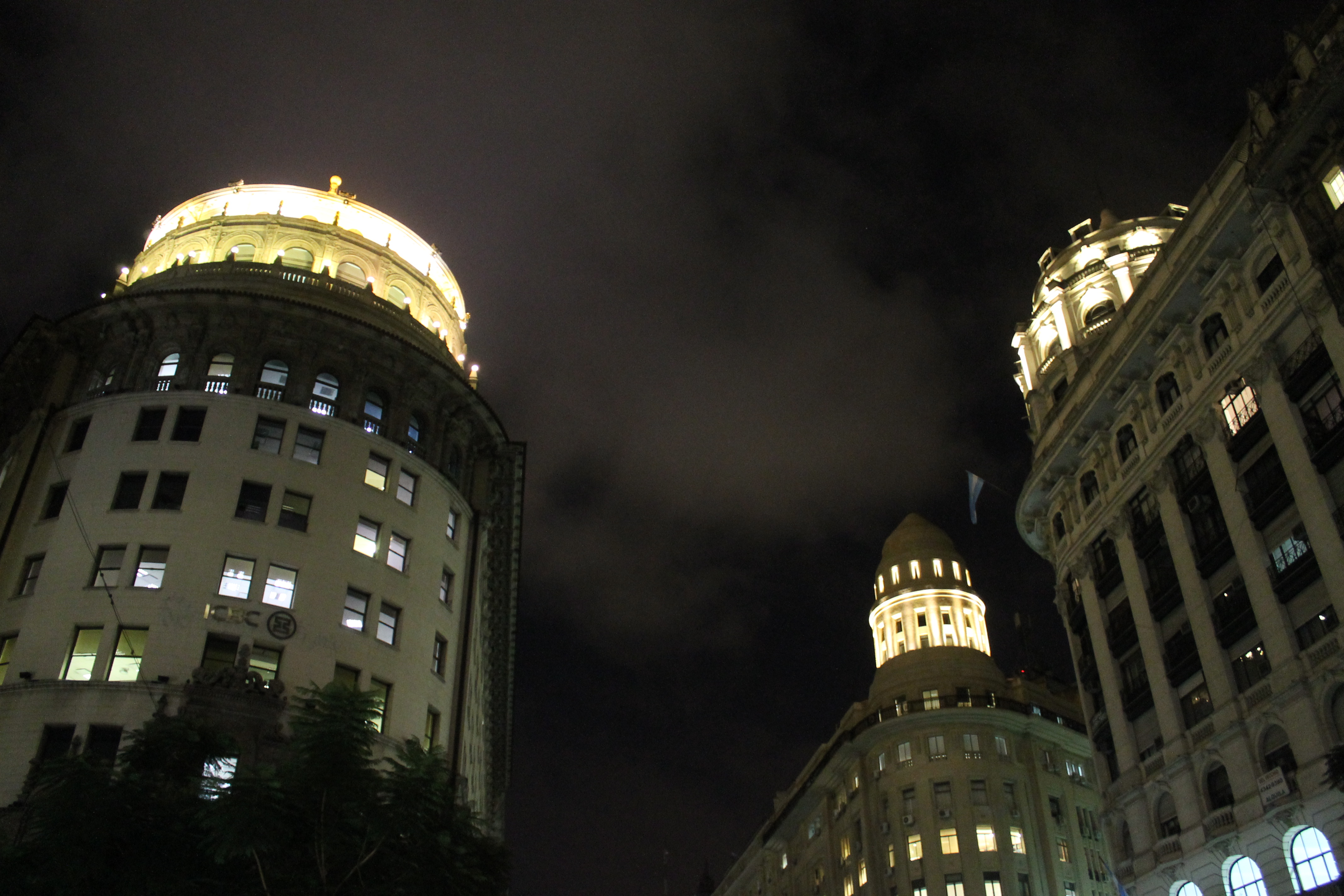 Caminar el Microcentro mirando hacia arriba