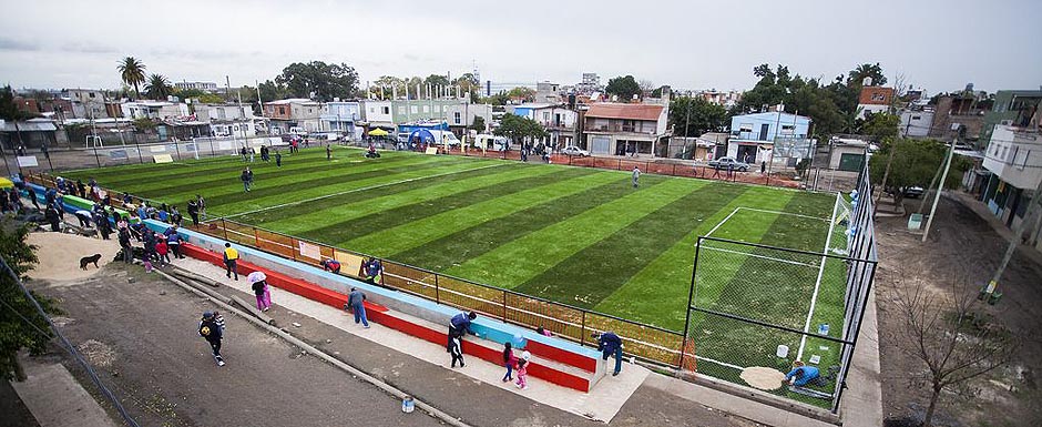 Se estrenó la cancha de fútbol en la Villa 21-24 de Barracas
