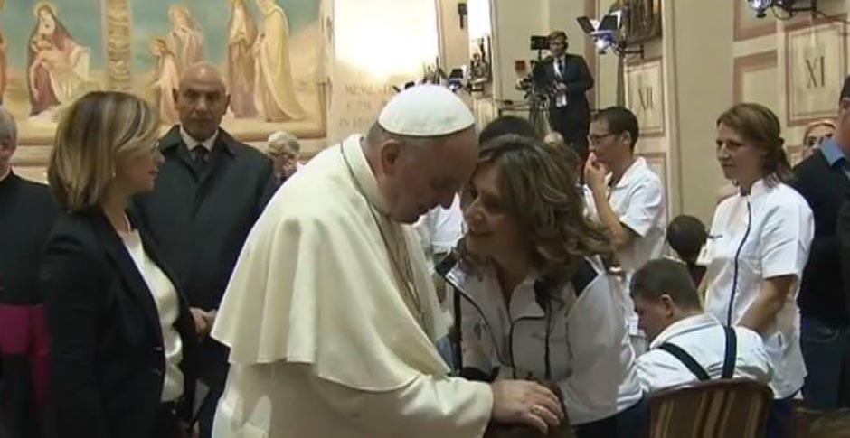 Emotivo saludo de Francisco a las madres