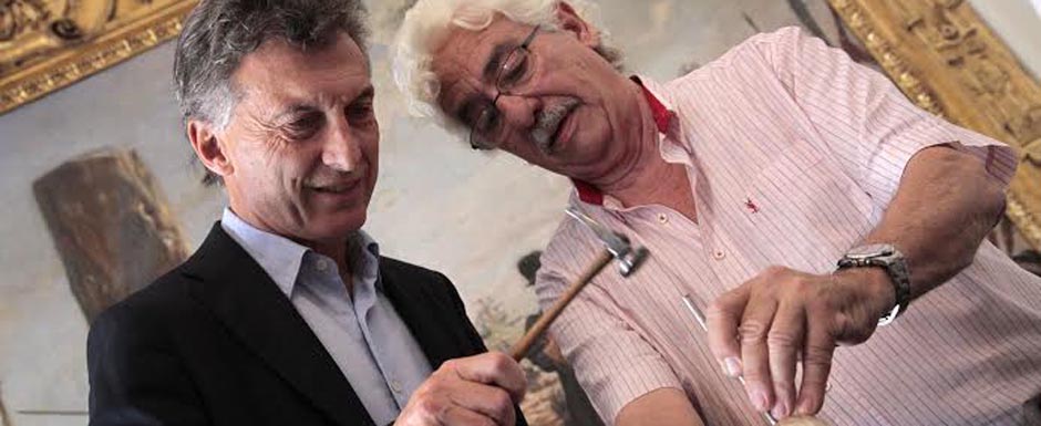 Macri cinceló el cáliz que Pallarols le regalará al Papa 