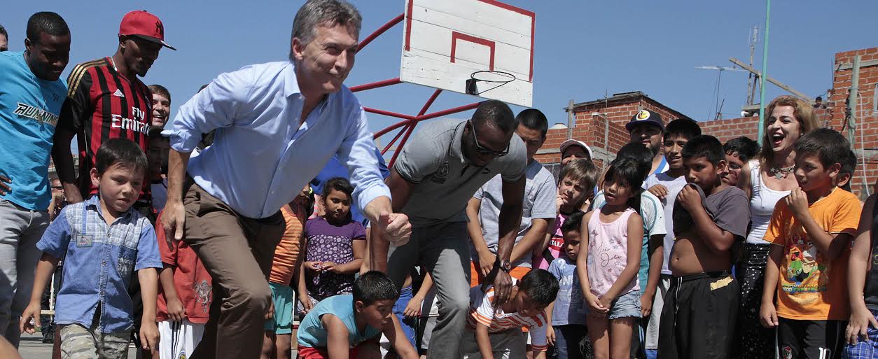 Macri junto a Bolt en una clínica de atletismo en Los Piletones