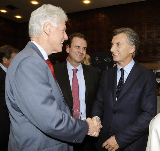 Macri, con Clinton en una cumbre en Brasil