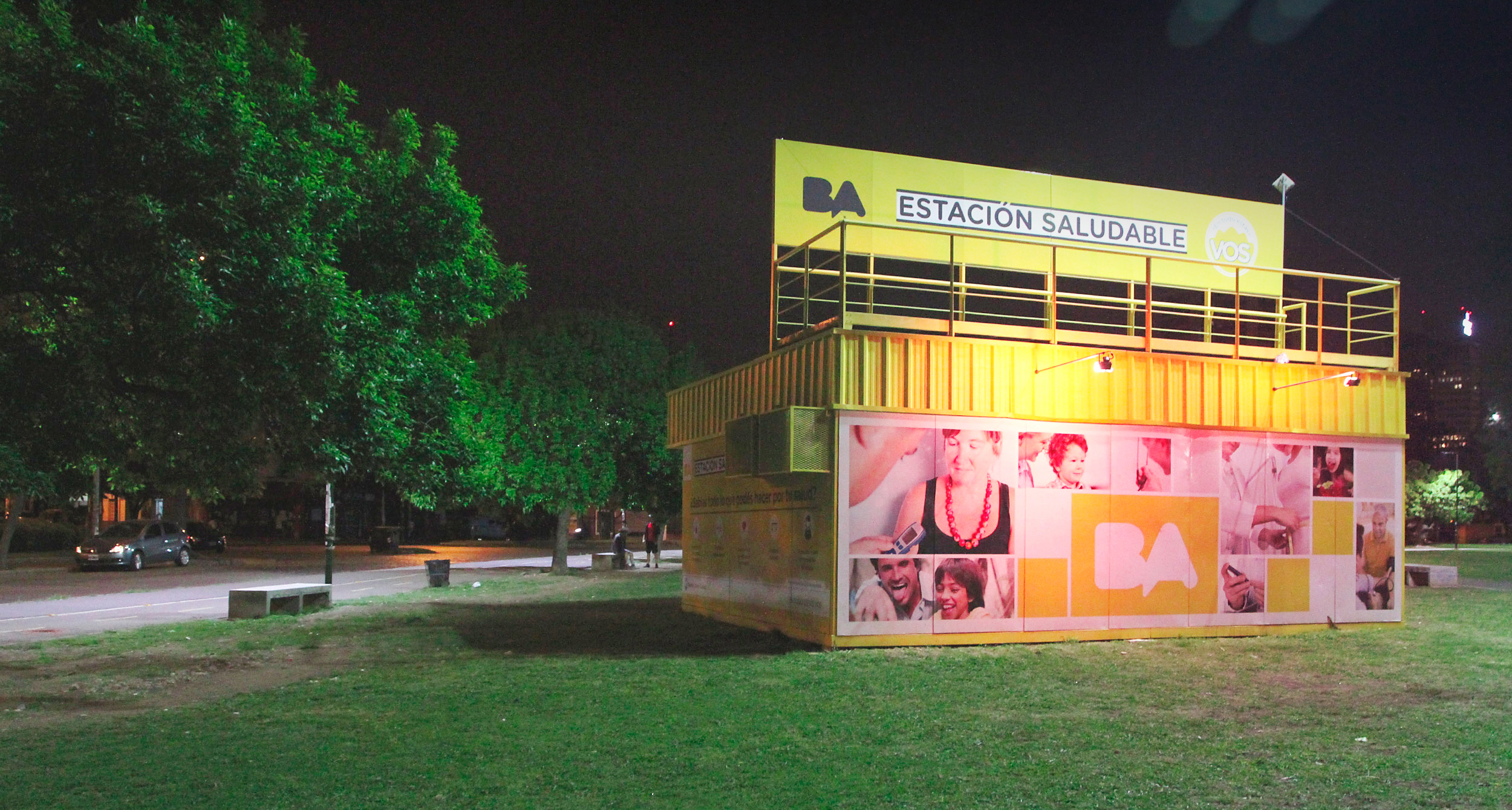 Las Estaciones Saludables iluminadas de color rosa