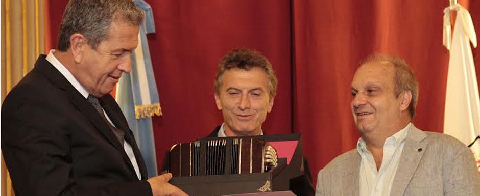Macri distinguió al fotógrafo peruano Mario Testino
