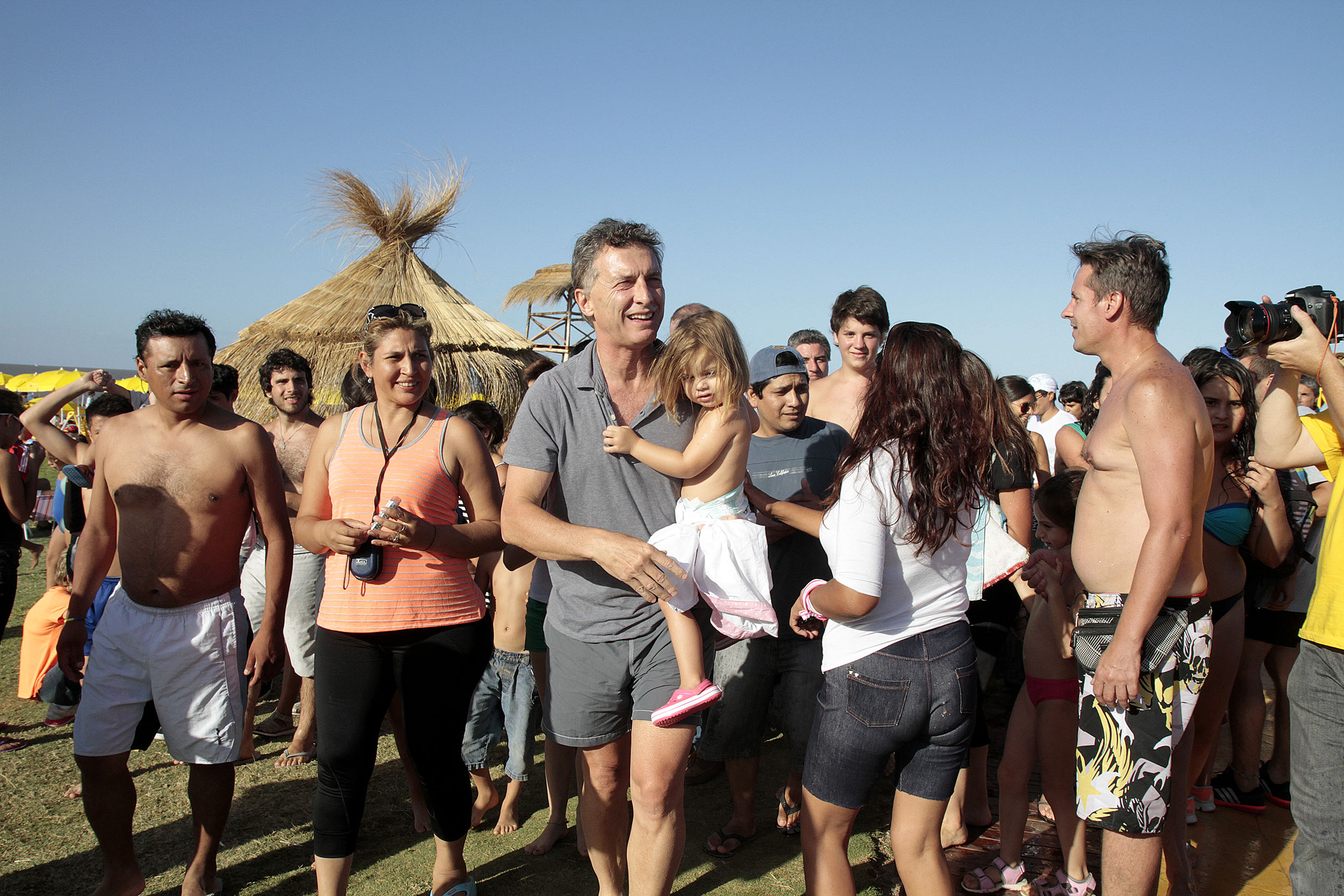Miles de personas siguen disfrutando de las playas de la Ciudad