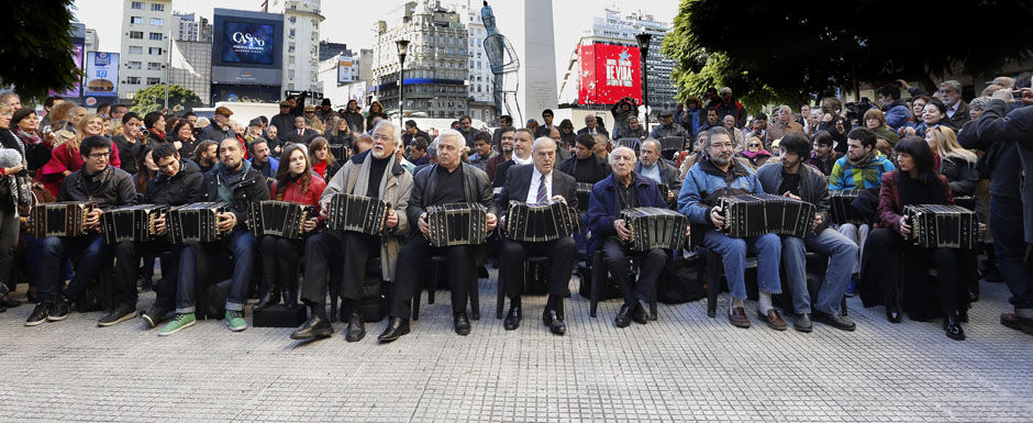Más de 100 bandoneones sonaron frente al Obelisco en honor a Pichuco