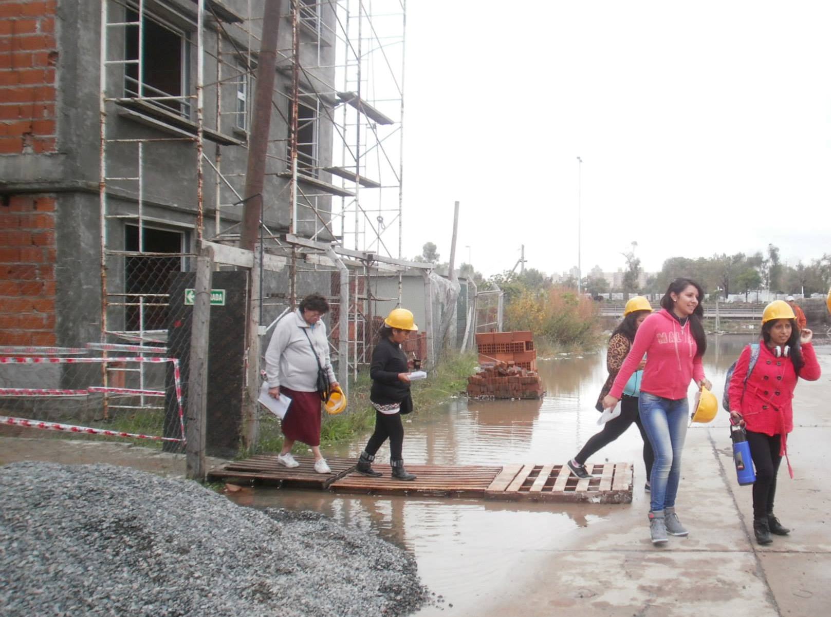 Familias de la Villa 26 visitaron junto al IVC sus futuras viviendas