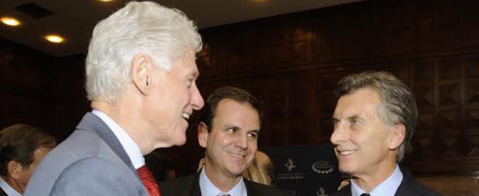 Macri, con Clinton en una cumbre en Brasil