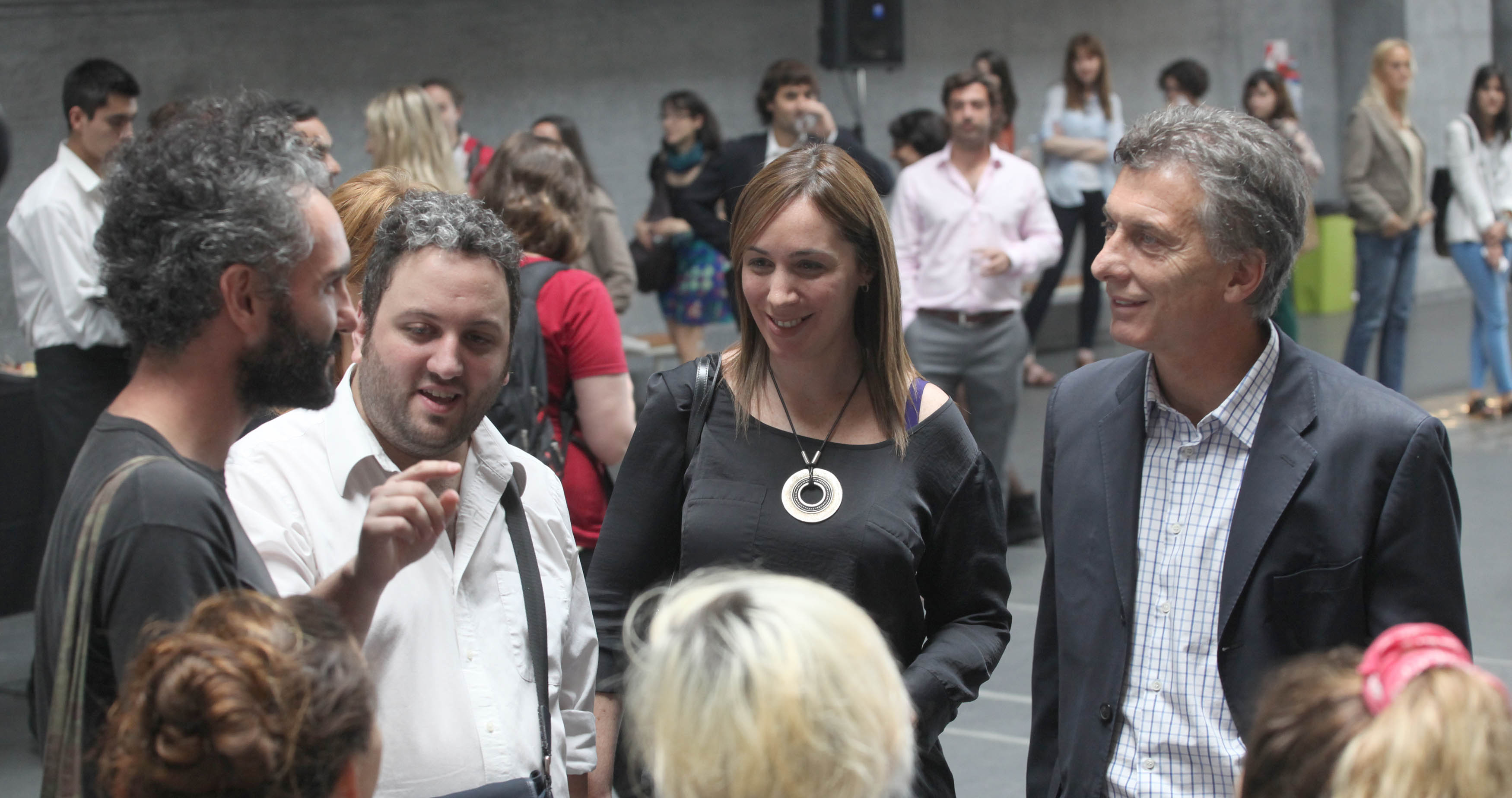 Mauricio Macri y María Eugenia Vidal junto a los ganadores de la Bienal 