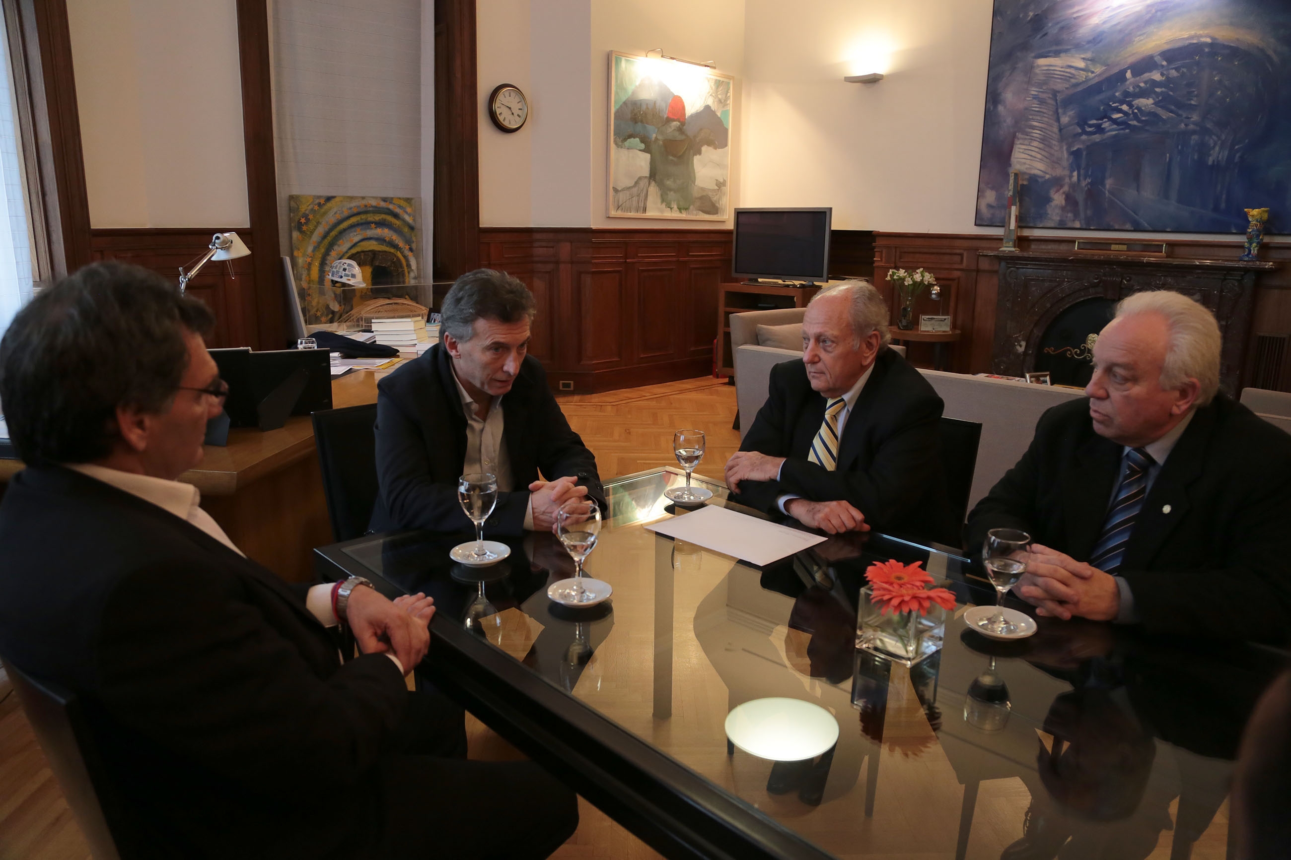 Mauricio Macri recibió a familiares de las víctimas del atentado contra la AMIA