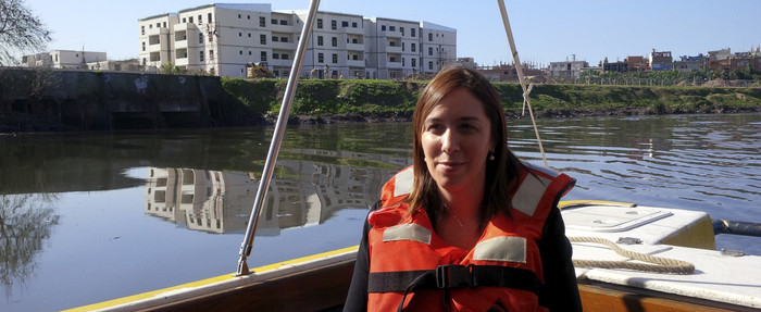 María Eugenia Vidal navegó entre La Boca y Puente Alsina para verificar los trabajos de limpieza