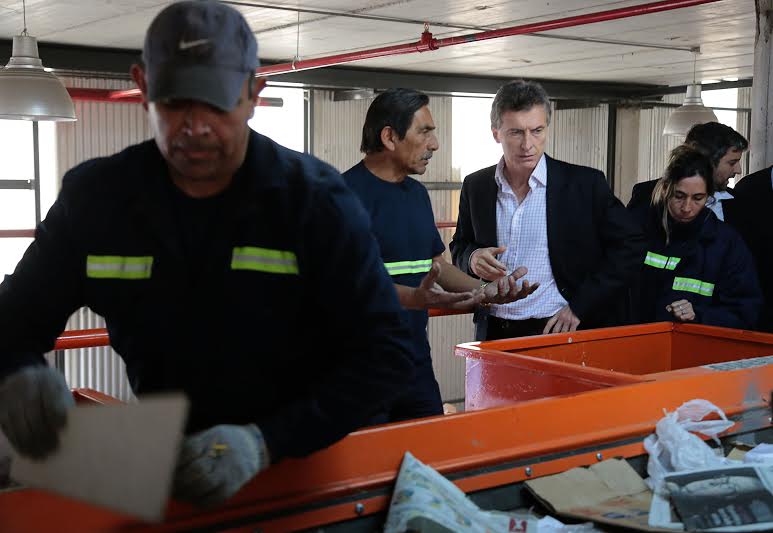 El jefe de Gobierno porteño, Mauricio Macri, presentó hoy las mejoras incorporadas en el  Centro Verde de Núñez, que amplían su capacidad  de reciclaje y optimizan las condiciones de trabajo para los 600 recuperadores urbanos que desempeñan allí tareas de recolección y clasificación de materiales reutilizables.  Foto Nahuel Padrevecchi-gv/GCBA.