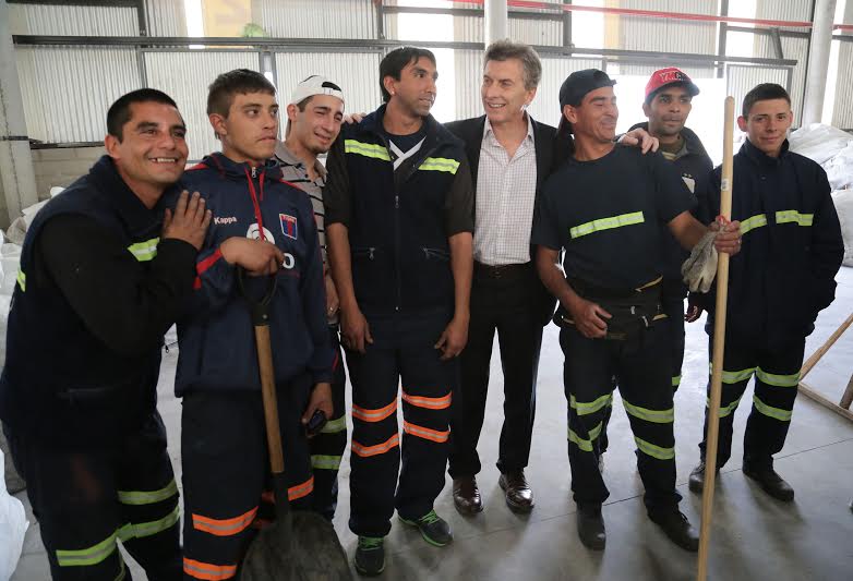 El jefe de Gobierno porteño, Mauricio Macri, presentó hoy las mejoras incorporadas en el  Centro Verde de Núñez, que amplían su capacidad  de reciclaje y optimizan las condiciones de trabajo para los 600 recuperadores urbanos que desempeñan allí tareas de recolección y clasificación de materiales reutilizables.  Foto Nahuel Padrevecchi-gv/GCBA.