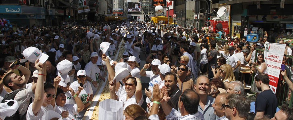 Cinco mil vecinos disfrutaron de la pizza más larga de Buenos Aires