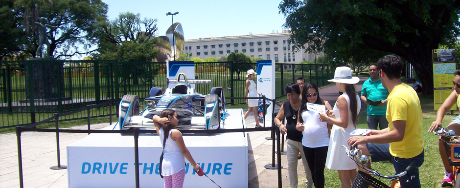 Uno de los autos eléctricos de la Fórmula E se exhibe en distintos paseos de Buenos Aires