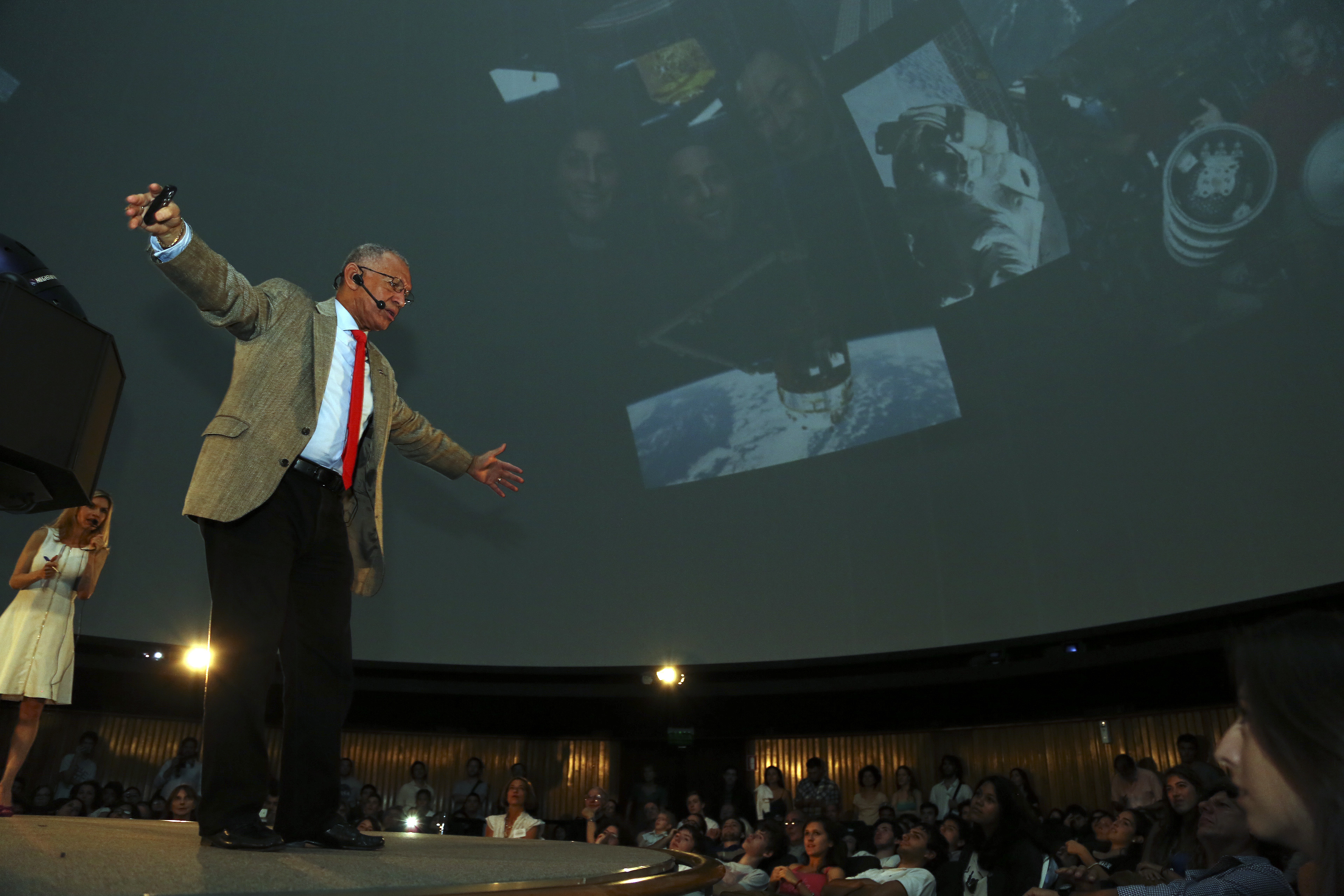 El Jefe de la NASA, Charles Bolden, presentó frente a jóvenes porteños “Cómo ir y volver del Espacio” en el Planetario de la ciudad. 
