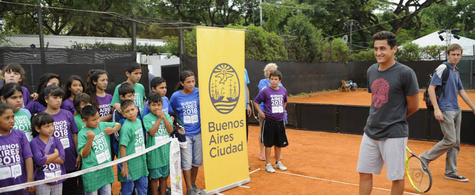 Los chicos de Villa Soldati tuvieron una clase de tenis muy divertida