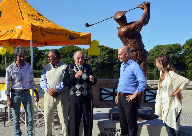 La Ciudad inauguró la estatua de Roberto De Vicenzo