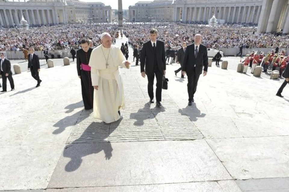 Francisco hizo un llamado a los educadores